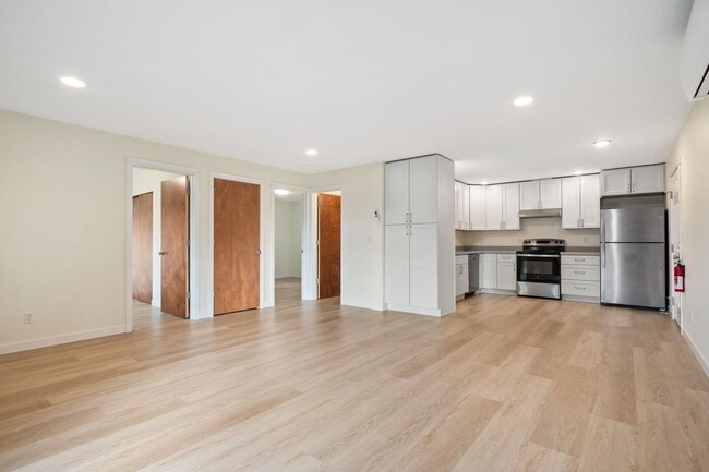 Building Photo - 535-537 NE Vena St