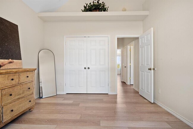 Building Photo - 104 Kings Way