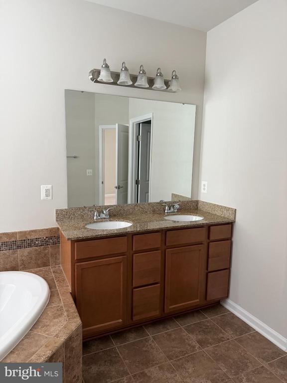 Building Photo - 45903 Peach Oak Terrace