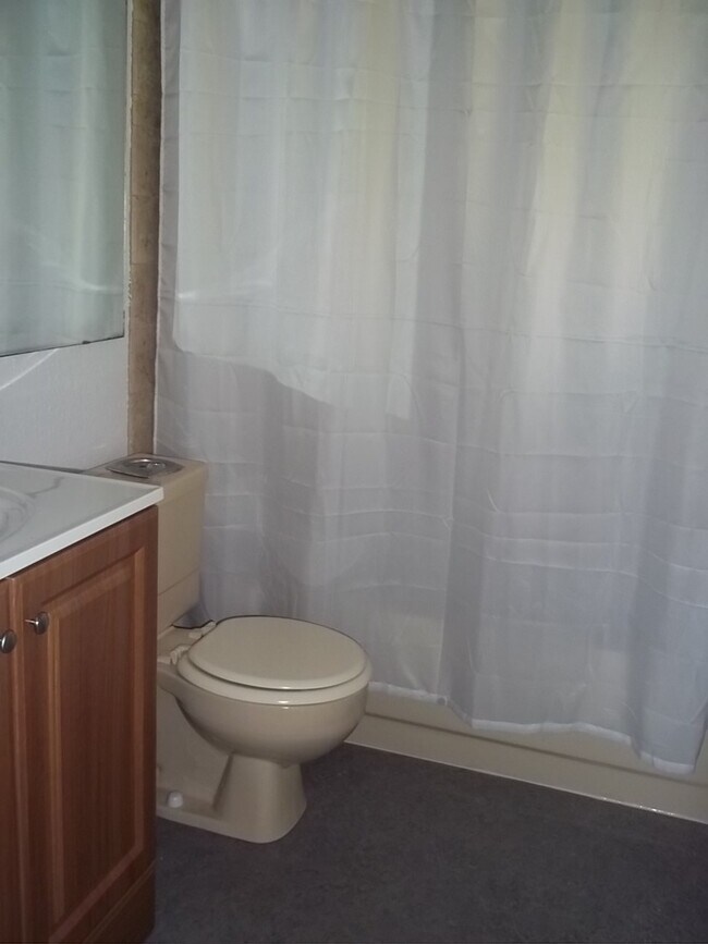 Building Photo - Bellevue Home with Some Nice Upgrades and ...