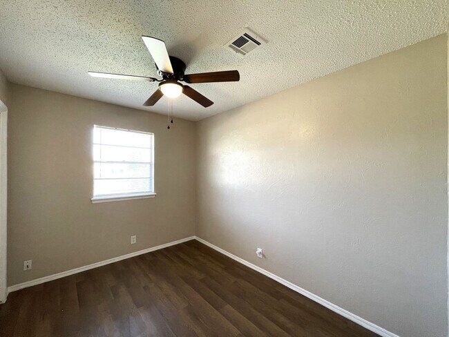 Building Photo - 3 Bedroom Home In Mustang School District!