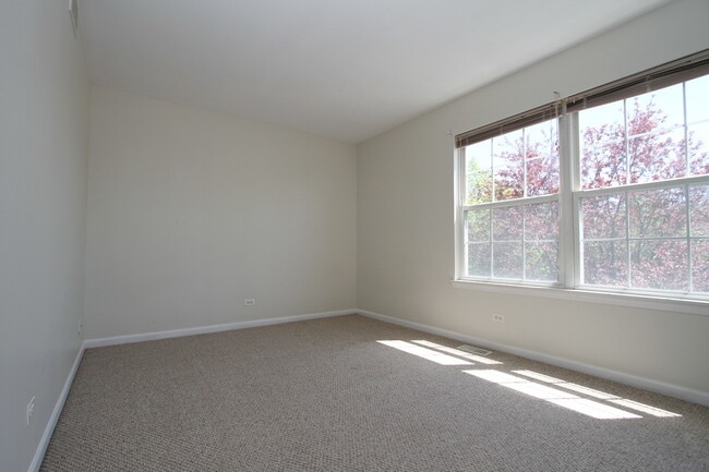 Building Photo - 2554 Dickens Dr