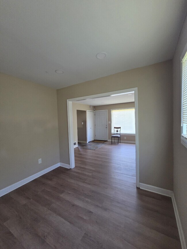 Building Photo - 16136 Log Cabin St
