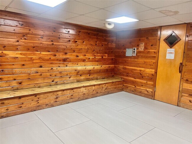 Building Photo - 540 Brickell Key Dr