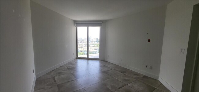 Building Photo - 2600 Island Blvd