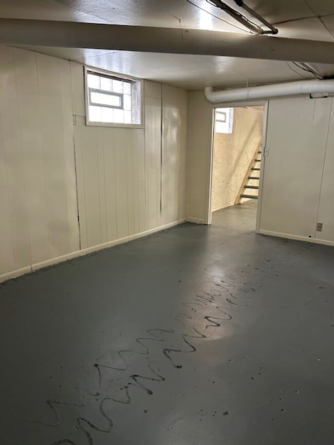 Building Photo - 2 Bedroom, 2 Bath Home w/Full Basement in Dayton