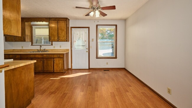 Building Photo - For Rent: 3BR, 1 1/2BA house (Please speak with us before applying.)