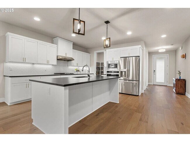 Building Photo - 4093 SE Reed Dr