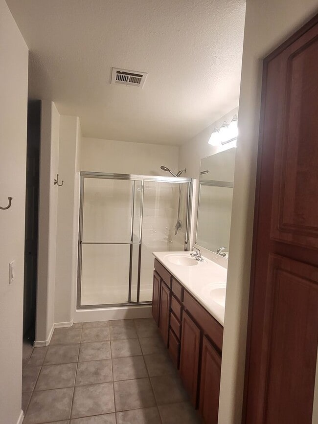 Building Photo - Unfurnished Resort Like Condo available No...