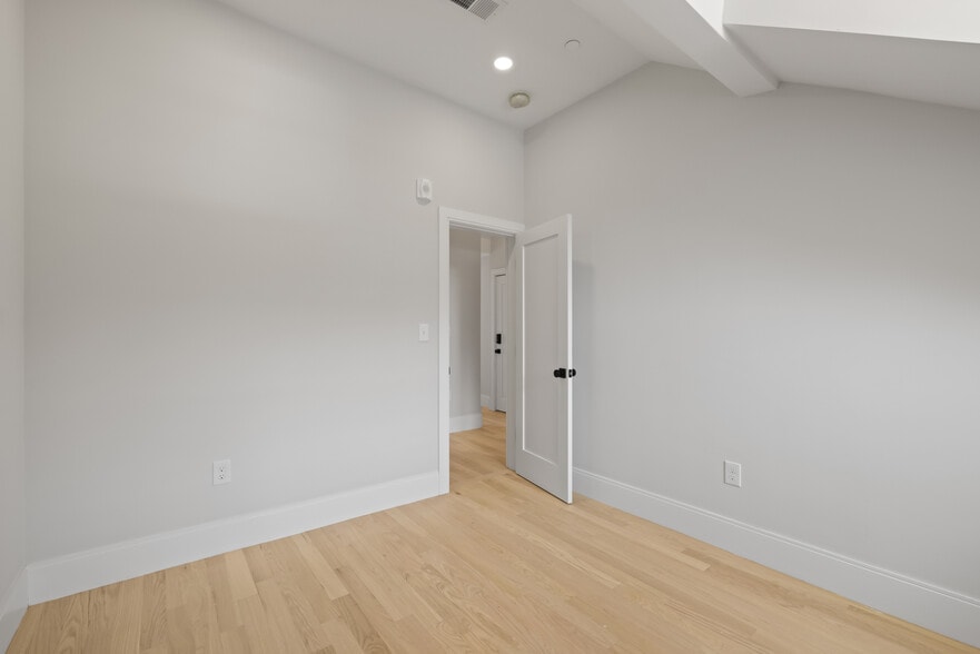 Building Photo - 22 Paris St