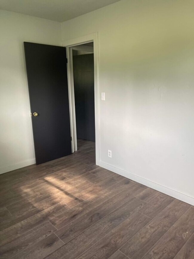 Building Photo - COZY 3 BED, 1 BATH HOUSE WITH FENCED IN BACKYARD LOCATED IN VINE GROVE