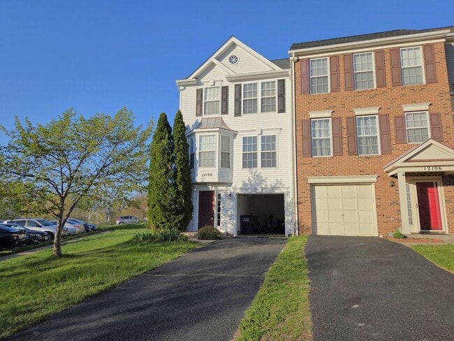 Building Photo - Charming 3 Bed 2.5 Bath End-Unit Townhome with Deck & Patio In The Villages of Saybrook