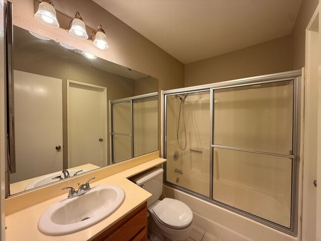 Building Photo - Bright 2BR/2BA Lofted Home with High Ceilings, Pool & 2 Parking Spaces in Clairemont!