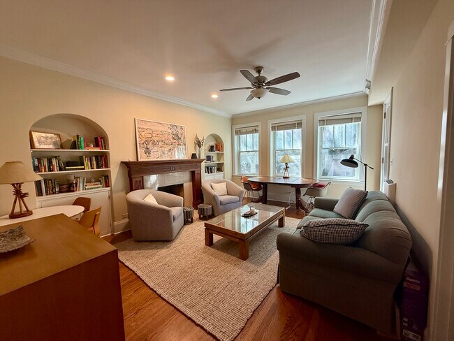 Building Photo - 448 W Wrightwood Ave