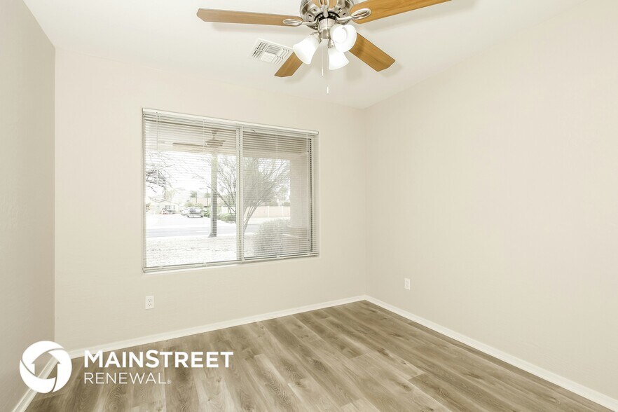 Building Photo - 2612 E Paradise Ln