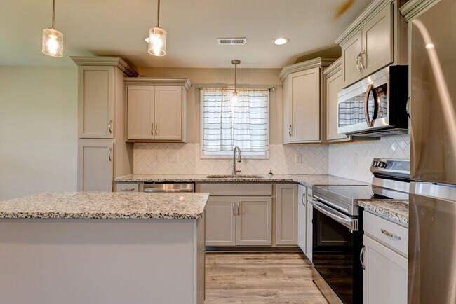 Building Photo - Sharp 3 bed 2 bath with Bonus room and nice fenced yard.