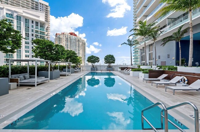 Building Photo - 1300 Brickell Bay Dr