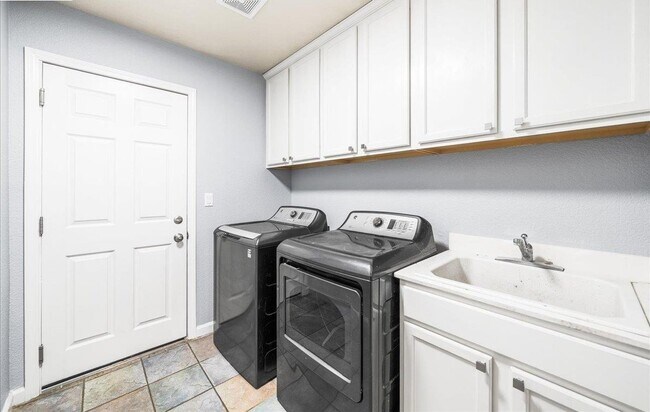 Building Photo - 240 Angora St