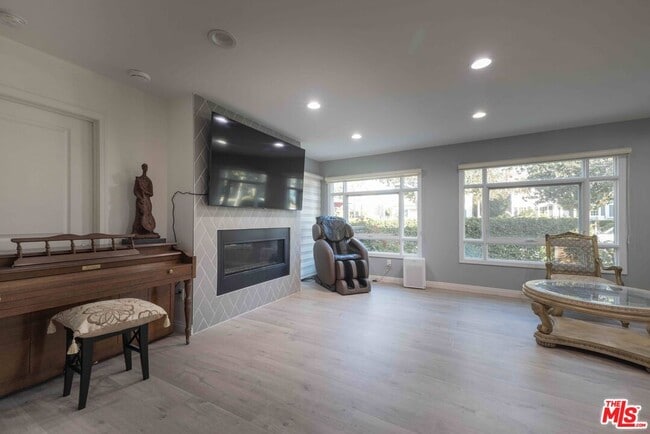 Building Photo - 1121 S Wilton Pl