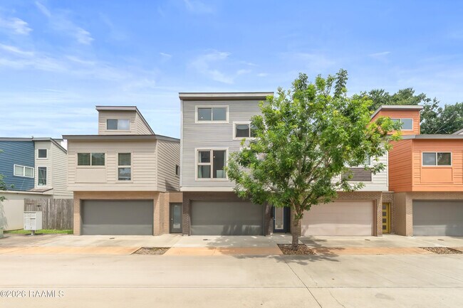 Building Photo - 212 Highland Oaks Ln