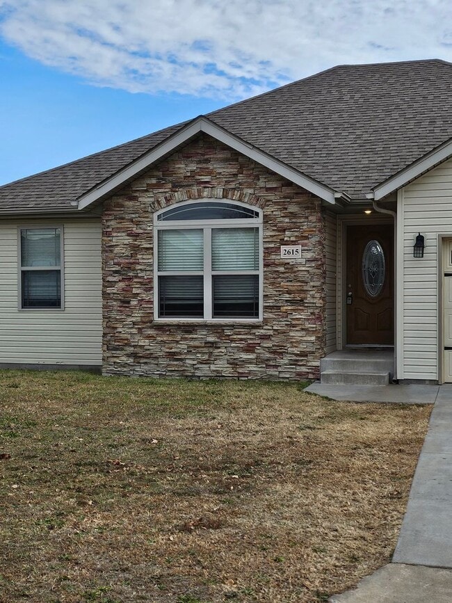 Building Photo - 3 Bedroom 2 Bath 2 Car Garage House.  Walking Distance to the Medical School