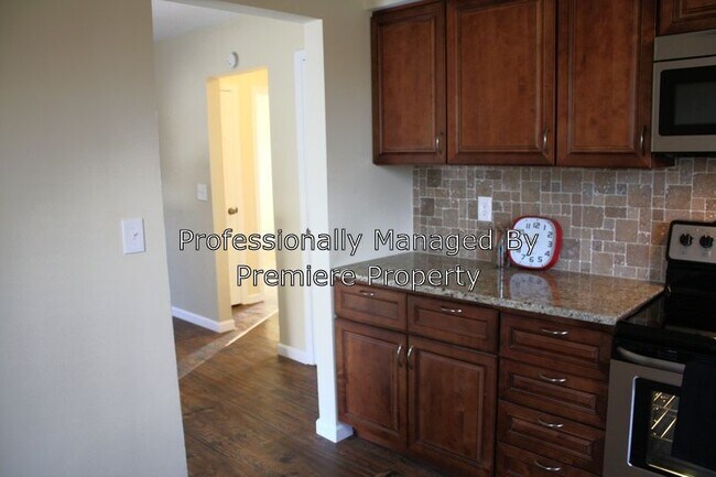 Building Photo - 1695 - 4 Bed 2 Bath Near KU MED
