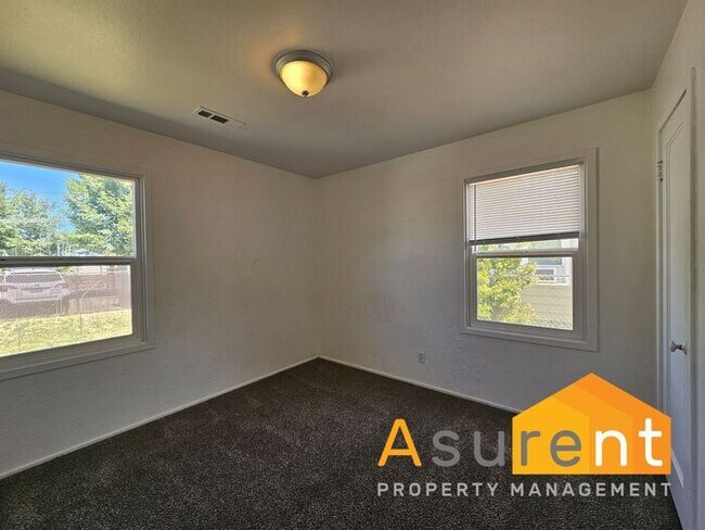 Building Photo - Spacious 3-Bedroom, 2-Bath Home in Convenient Medford Location