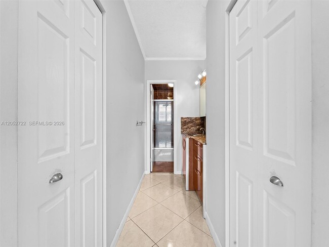 Building Photo - 500 Bayview Dr