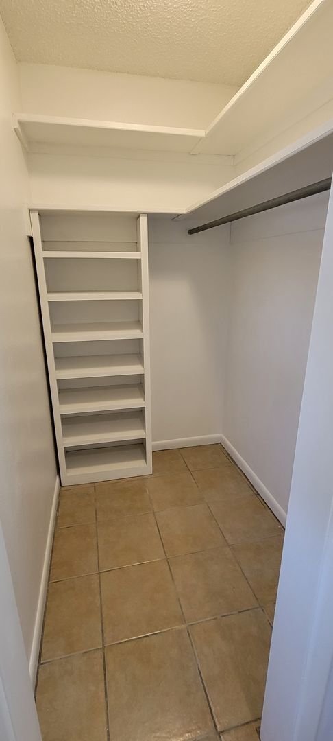 Building Photo - LARGE 2 BEDROOM 3 BATH CONDO IN COLONIAL PARK