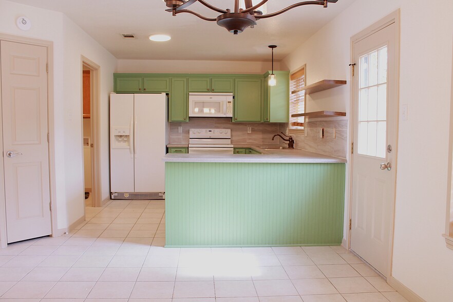Ample of cabinets - 1424 Shoshoni Trl