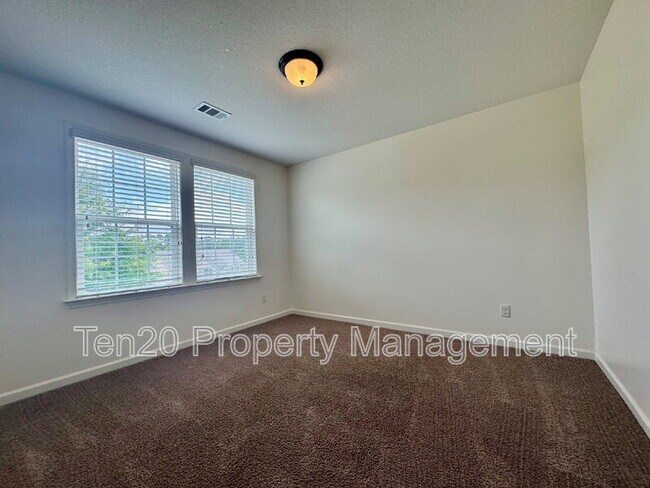 Building Photo - 5037 Lexington Ln