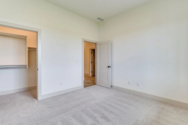 Building Photo - Beautiful and Modern 2 Bedroom