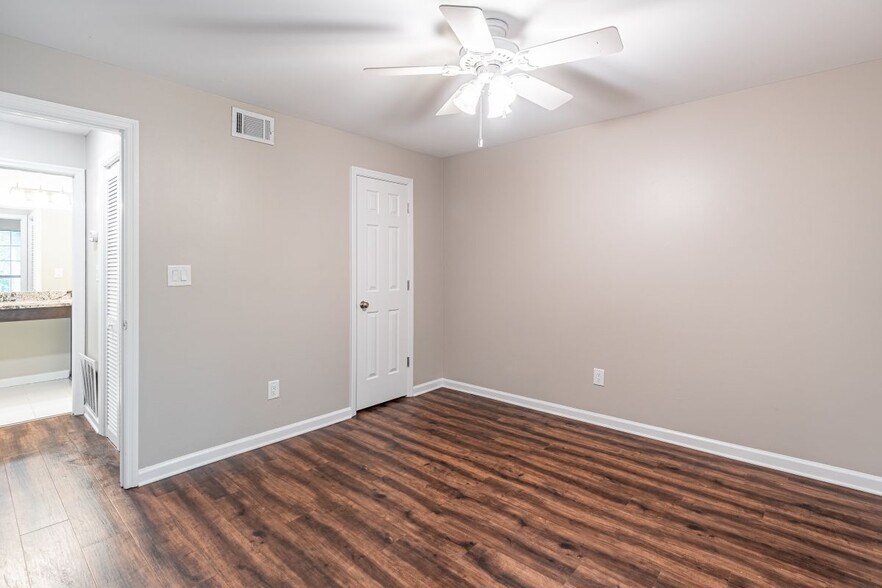 Building Photo - 547 Granville Ct