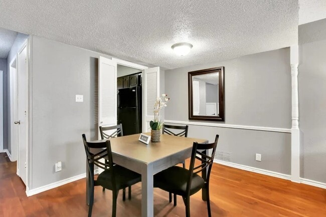 Building Photo - 4401 Glenview Ct