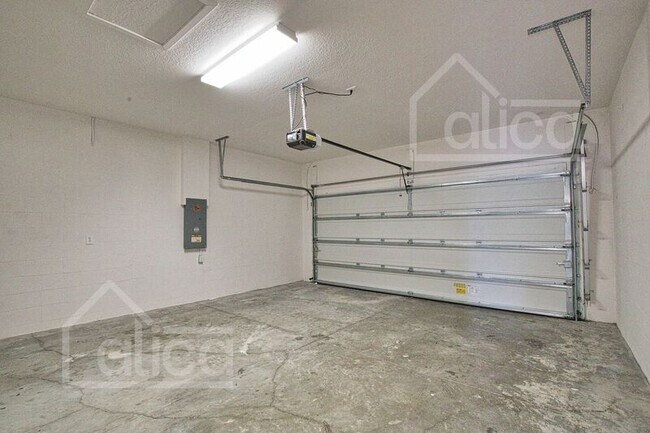 Building Photo - 3539 Donahue Ave