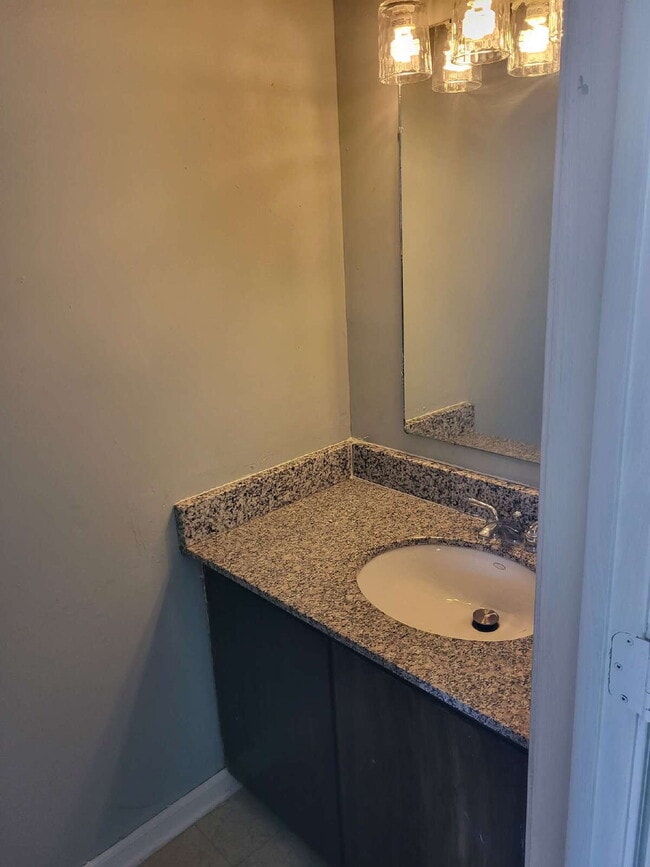 Building Photo - "Charming Goose Creek Townhouse: Cozy 2-Bedroom Retreat with Fireplace!"