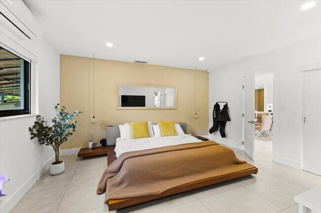 Building Photo - 1049 W Palmetto Park Rd