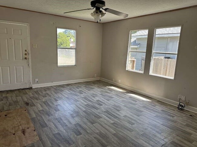 Building Photo - 11919 Kingslake Forest Dr