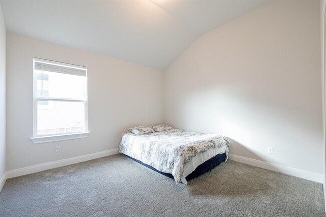 Building Photo - 2117 Prairie Oaks Dr