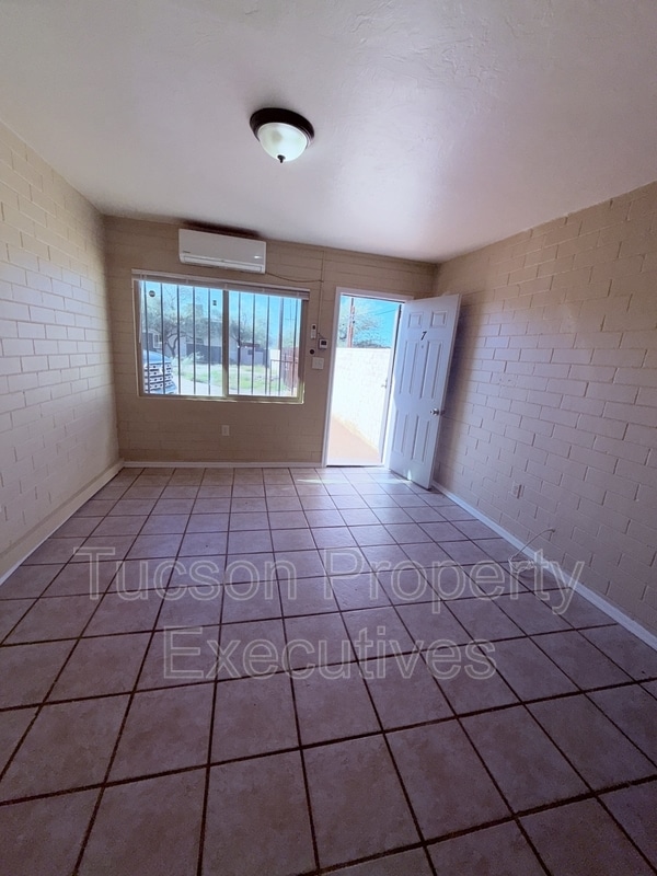 Building Photo - 232 W Flores St