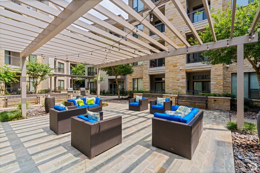 Courtyard - 7-Seventy