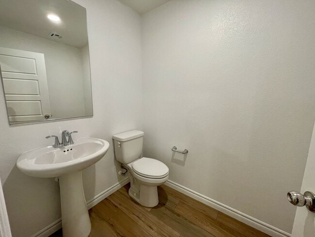 Building Photo - Gated 3 Bed, 2.5 Bath, 2 Car Garage Townho...