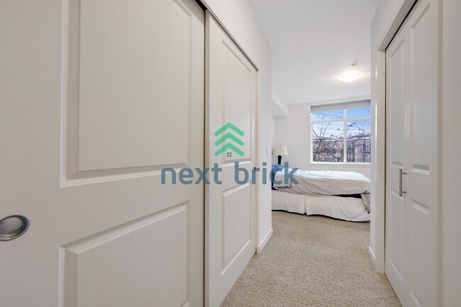 Building Photo - Beautiful 2BR + Den Condo with Garage Parking in Vibrant Downtown Kirkland