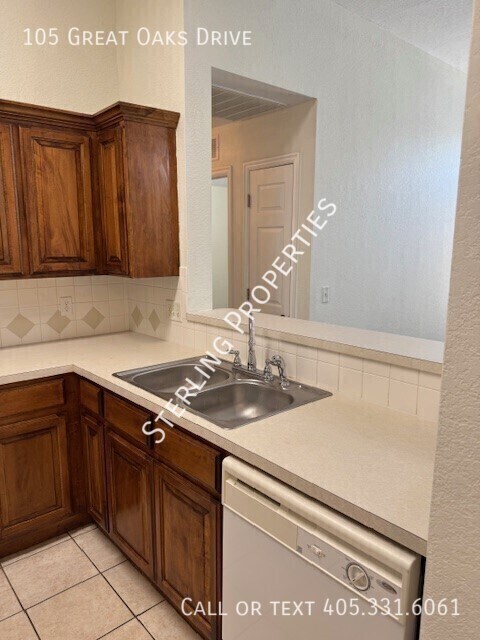 Building Photo - 105 Great Oaks Dr