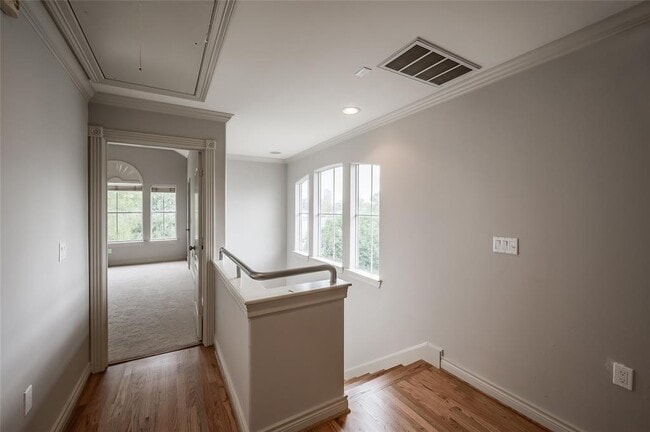 Building Photo - 315 Sandman St