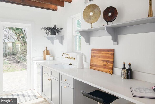 Building Photo - 320 Iona Ave