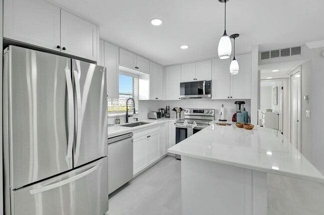 Building Photo - 581 Monaco Way