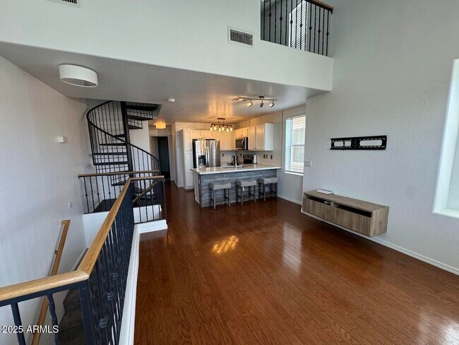 Building Photo - 104 W Laurel Ct