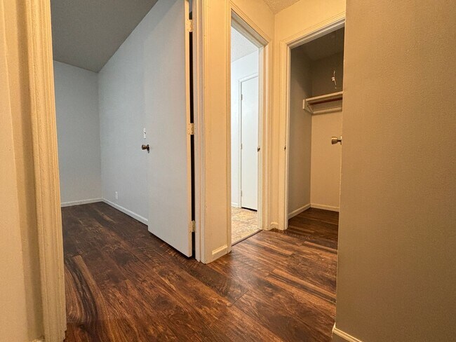 Building Photo - 1 Bedroom, 1 Bath Apartment at the Brooksi...