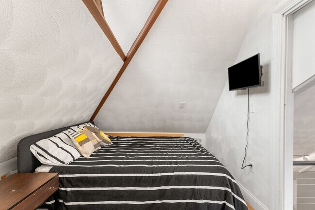 Building Photo - 890 Winthrop Ave